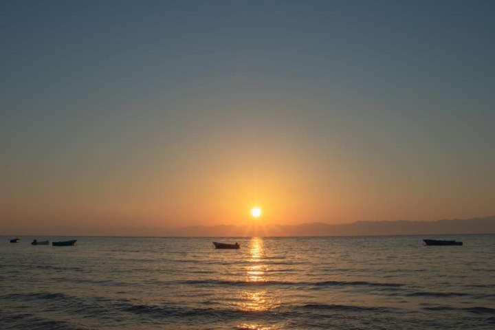 Sebaii Camp السباعى كامب شاطئ الترابين بجوار ويت بالس Hostel Nuweiba Bagian luar foto